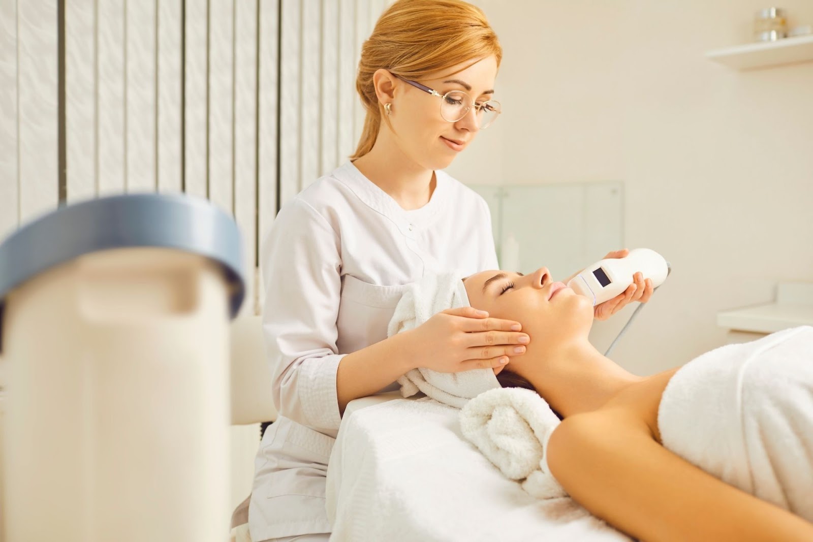 Non-Invasive Aesthetic Treatments vs Surgery: What Glenwood Springs Clients Are Choosing